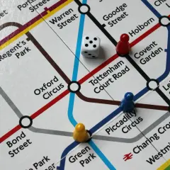 Planszówka pociągi: pionki i kostka na mapie londyńskiego metra.
