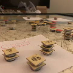 Żetony na mapie strategicznej gry planszowej, symulującej kampanię w Afryce Północnej.