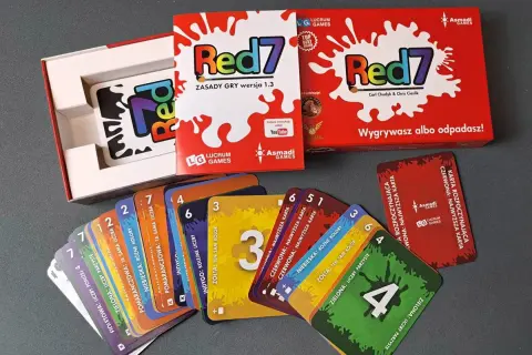 Gra Red7 to dynamiczne gry karciane dla 4 osób. Zestaw zawiera pudełko, instrukcję i kolorowe karty.