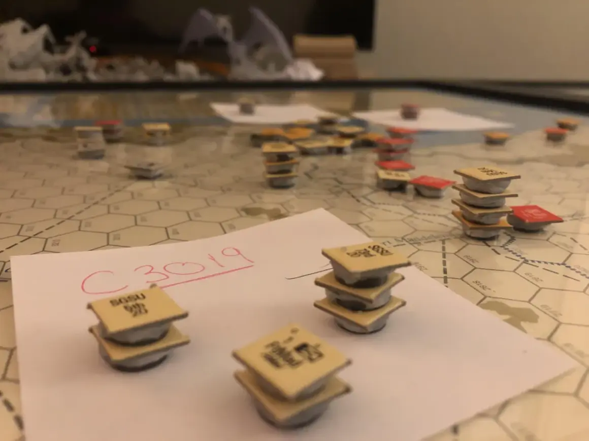 Żetony na mapie strategicznej gry planszowej, symulującej kampanię w Afryce Północnej.